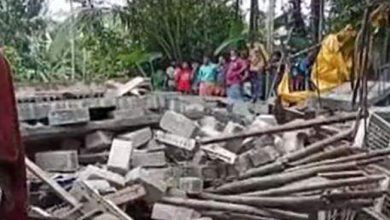 Photo of ചെറുകുളത്തൂരില്‍ നിര്‍മാണത്തിലിരുന്ന വീട് തകര്‍ന്നു; രണ്ടു പേര്‍ കുടുങ്ങിക്കിടക്കുന്നു