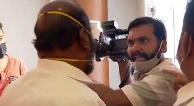 Photo of മാധ്യമപ്രവര്‍ത്തകര്‍ക്കു നേരേ കോണ്‍ഗ്രസുകാരുടെ അതിക്രമം