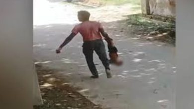 Photo of സ്ത്രീധനത്തെ ചൊല്ലി തർക്കം; എട്ടുമാസം പ്രായമുള്ള സ്വന്തം കുഞ്ഞിനെ തലകീഴായി തൂക്കി പിതാവ്
