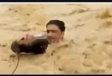 Photo of തത്സമയ സംപ്രേഷണത്തിനിടെ മാധ്യമപ്രവർത്തകൻ ഒഴുക്കിൽപ്പെട്ടു