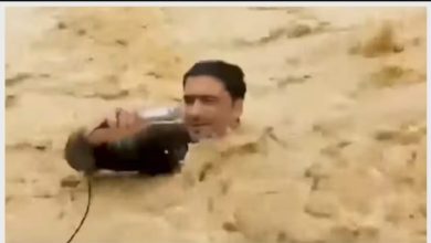 Photo of തത്സമയ സംപ്രേഷണത്തിനിടെ മാധ്യമപ്രവർത്തകൻ ഒഴുക്കിൽപ്പെട്ടു