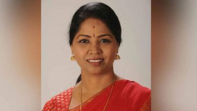 Photo of ഡല്‍ഹിയില്‍ വനിതാ എംപിയുടെ കഴുത്തില്‍ നിന്ന് മാല പിടിച്ചുപറിച്ചു; സംഭവം ഡൽഹിയിലെ അതിസുരക്ഷാ മേഖലയില്‍