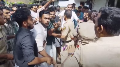 Photo of കണ്ണൂർ സർവകലാശാലയിൽ സംഘർഷം; എസ്.എഫ്.ഐ. പ്രവർത്തകരും പോലീസും തമ്മിൽ ഉന്തും തള്ളും