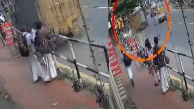 Photo of കൊല്ലത്ത് ബസ് കാത്തുനിന്നവർക്ക് നേരെ ലോറി പ‍ാഞ്ഞു കയറി; രണ്ട് യുവതികൾക്ക് ദാരുണാന്ത്യം