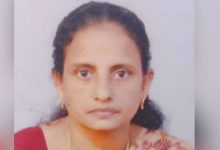 Photo of പൊട്ടിവീണ വൈദ്യുതി കമ്പിയില്‍ നിന്ന് ഷോക്കേറ്റ് വീട്ടമ്മയ്ക്ക് ദാരുണാന്ത്യം; ഭര്‍ത്താവ് തലനാരിഴയ്ക്ക് രക്ഷപ്പെട്ടു