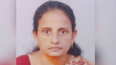 Photo of പൊട്ടിവീണ വൈദ്യുതി കമ്പിയില്‍ നിന്ന് ഷോക്കേറ്റ് വീട്ടമ്മയ്ക്ക് ദാരുണാന്ത്യം; ഭര്‍ത്താവ് തലനാരിഴയ്ക്ക് രക്ഷപ്പെട്ടു