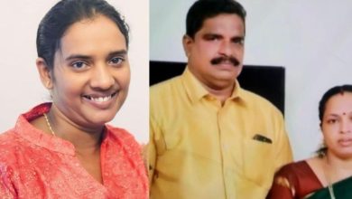 Photo of പറവൂരിൽ വീട്ടമ്മയുടെ ആത്മഹത്യ: പൊലീസ് ഉദ്യോഗസ്ഥനും ഭാര്യയ്ക്കുമെതിരെ ആത്മഹത്യാപ്രേരണ കേസ്