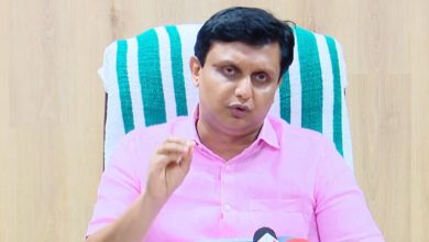 Photo of റോഡ് പരിപാലനത്തിലെ വീഴ്ച; മലപ്പുറം ജില്ലയിലെ മൂന്ന് ഉദ്യോഗസ്ഥരെ സസ്‌പെൻഡ് ചെയ്തു
