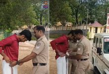 Photo of ആദ്യമായി മുണ്ട് ധരിക്കാനറിയാത്ത വിദ്യാർത്ഥിക്ക് ’നേരംവണ്ണം’ മുണ്ടുടുപ്പിക്കാൻ സഹായിച്ച് പോലീസുകാർ
