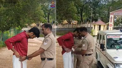 Photo of ആദ്യമായി മുണ്ട് ധരിക്കാനറിയാത്ത വിദ്യാർത്ഥിക്ക് ’നേരംവണ്ണം’ മുണ്ടുടുപ്പിക്കാൻ സഹായിച്ച് പോലീസുകാർ