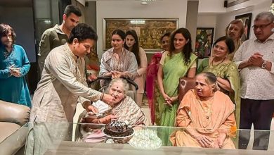 Photo of ”അമ്മ തനിക്കുവേണ്ടി ചെയ്ത എല്ലാത്തിനും സ്‌നേഹവും നന്ദിയും”; അമ്മയുടെ ജന്മദിനാഘോഷ ചിത്രം പങ്കിട്ട് സച്ചിൻ ടെണ്ടുൽക്കർ