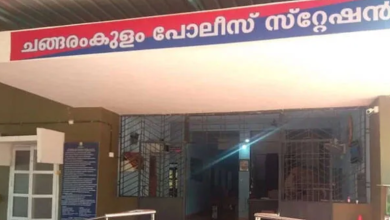 Photo of പോലീസിനെ അക്രമിച്ചുവെന്ന്  അറസ്റ് ;പിന്നാലെ ഡിവൈഎഫ്ഐ  പ്രവർത്തകർ  വിളിച്ചിറക്കികൊണ്ടുപോയി