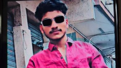 Photo of മരിച്ച മുത്തച്ഛന്റെ ഫേസ്ബുക്ക് സ്റ്റോറിക്ക് ചിരിക്കുന്ന ഇമോജി ഇട്ടതിനു പിന്നാലെയുണ്ടായ തർക്കം ; 20 കാരനെ കുത്തിക്കൊന്നു