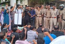 Photo of പാലക്കാട് രാഹുലിനെ കാല് കുത്തിക്കില്ല; ഓഫിസ് പൂട്ടാനെത്തി ബിജെപി പ്രവർത്തകർ