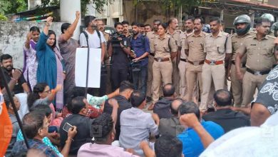 Photo of പാലക്കാട് രാഹുലിനെ കാല് കുത്തിക്കില്ല; ഓഫിസ് പൂട്ടാനെത്തി ബിജെപി പ്രവർത്തകർ