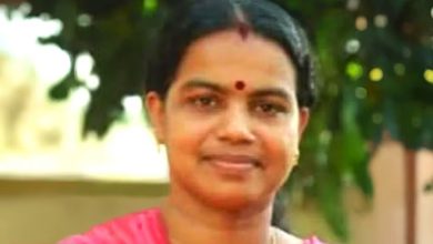 Photo of മകളെ യാത്രയാക്കാനെത്തിയ അമ്മ ട്രെയിനിനടിയിൽപെട്ട് മരിച്ചു