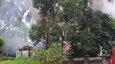 Photo of ഒരുലക്ഷം രൂപ നൽകിയില്ല; വീട്ടുമുറ്റത്ത് നിർത്തിയിട്ട വാഹനങ്ങൾക്ക് തീയിട്ട ശേഷം ജീവനൊടുക്കാൻ ശ്രമിച്ച് യുവാവ്