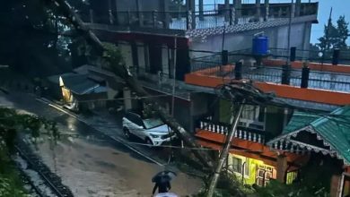 Photo of ഡാർജിലിംഗിൽ ശക്തമായ മഴയും മണ്ണിടിച്ചിലും; ഒൻപത് പേർ മരിച്ചു