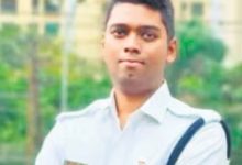Photo of ഇലക്ട്രിക് വയറിൽ കുടുങ്ങിയ പ്രാവിനെ രക്ഷിക്കാൻ ശ്രമം; അഗ്നിശമന സേനാംഗം വൈദ്യുതാഘാതമേറ്റ് മരിച്ചു