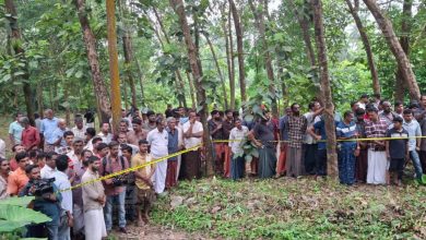 Photo of കല്ലടിക്കോട് മൂന്നേക്കറിൽ യുവാക്കൾ മരിച്ചനിലയിൽ; മൃതദേഹങ്ങൾക്കരികിൽ നാടൻ തോക്ക്