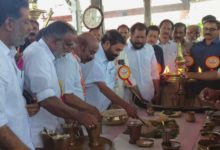 Photo of ദേവനു നേദ്യം സമർപ്പിക്കുന്നതിന് മുൻപ് മന്ത്രിക്ക് സദ്യ വിളമ്പി; ആറന്മുള അഷ്ടമിരോഹിണി വള്ളസദ്യയിൽ ആചാരലംഘനം നടന്നുവെന്ന് പരാതി