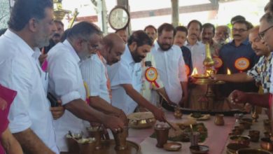 Photo of ദേവനു നേദ്യം സമർപ്പിക്കുന്നതിന് മുൻപ് മന്ത്രിക്ക് സദ്യ വിളമ്പി; ആറന്മുള അഷ്ടമിരോഹിണി വള്ളസദ്യയിൽ ആചാരലംഘനം നടന്നുവെന്ന് പരാതി
