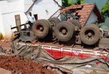 Photo of കോഴിക്കോട് ഫറോക്കിൽ റോഡ് ഇടിഞ്ഞ്, റോഡരികിൽ പാർക്ക് ചെയ്തിരുന്ന സിമന്റ് ലോറി വീടിന് മുകളിലേക്ക് മറിഞ്ഞു