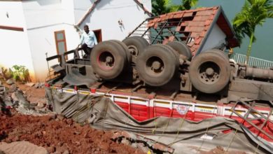 Photo of കോഴിക്കോട് ഫറോക്കിൽ റോഡ് ഇടിഞ്ഞ്, റോഡരികിൽ പാർക്ക് ചെയ്തിരുന്ന സിമന്റ് ലോറി വീടിന് മുകളിലേക്ക് മറിഞ്ഞു