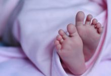 Photo of മൂന്ന് മാസം പ്രായമായ കുഞ്ഞ് കിണറ്റിൽ വീണ് മരിച്ചു; കൈയിൽ നിന്ന് അബദ്ധത്തിൽ കിണറ്റിൽ വീണതെന്ന് അമ്മ